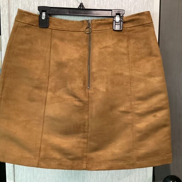 NWOT. Old Navy Faux Suede Gold Skirt in Women’s size 8 - Picture 3 of 8